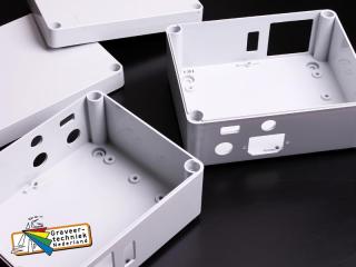 In aangeleverde PVC bakjes, gaten boren en doorfrezen